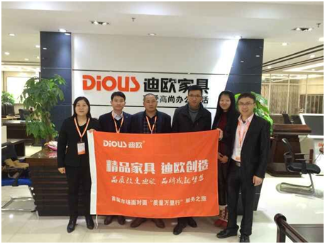 迪歐代表與鹿鼎國(guó)際專賣店負(fù)責(zé)人合影