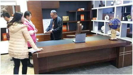 譚廠現(xiàn)場檢查產(chǎn)品