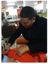 迪歐阮總在旗幟上簽字 迪歐阮總在旗幟上簽字