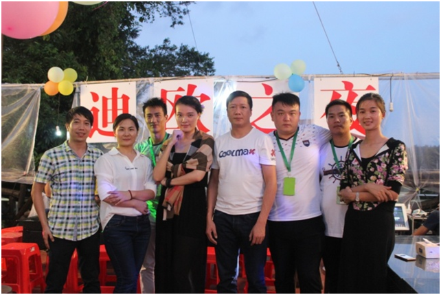 何總與后勤人員合影留念