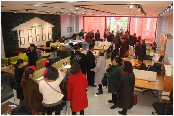 店內(nèi)人頭涌動(dòng)