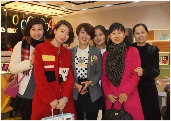 相關(guān)負(fù)責(zé)人合影理念