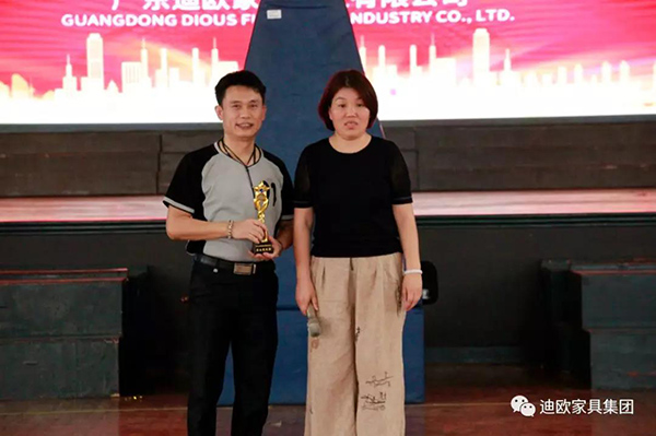 【最佳裁判員-王軍&頒獎嘉賓-集團行政副總楊青梅女士】