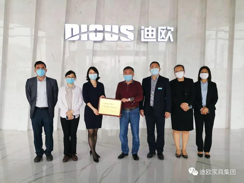 江門市江海區(qū)衛(wèi)生健康局局長(zhǎng)唐春女士、副局長(zhǎng)楊家慧女士一行為廣東迪歐家具實(shí)業(yè)有限公司頒發(fā)捐款證書 江門市江海區(qū)衛(wèi)生健康局局長(zhǎng)唐春女士、副局長(zhǎng)楊家慧女士一行為廣東迪歐家具實(shí)業(yè)有限公司頒發(fā)捐款證書