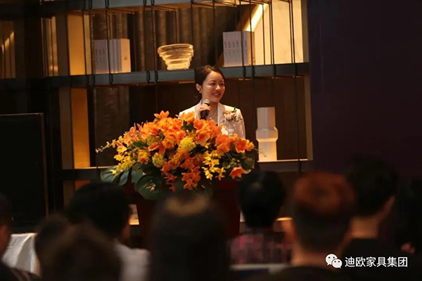 迪歐集團副總裁兼采購總監黃雅悠女士致辭并介紹迪歐品牌