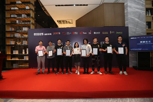 廣州卡撒傳媒副總經理鐘曉顏 為本期特邀分享嘉賓頒發證書。