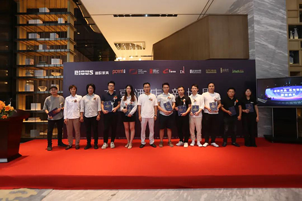 佛山市室內設計協會會長、晶鯤鵬國際設計大獎賽執委付祖軍先生為獲獎設計師頒發牌匾及證書