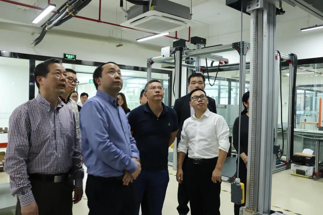 迪歐家具集團品質(zhì)檢測中心智能設(shè)備吸引一眾嘉賓關(guān)注