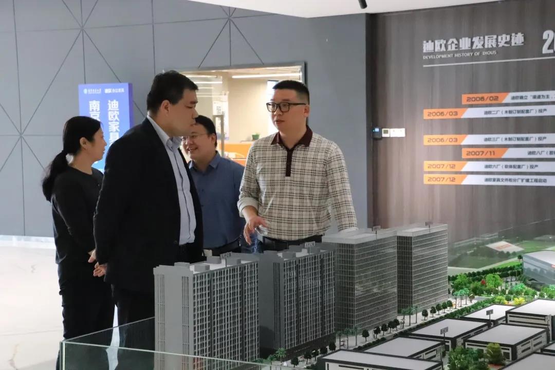 迪歐家具集團人力資源總監(jiān)陳紅勝（右一）為嘉賓介紹集團項目情況