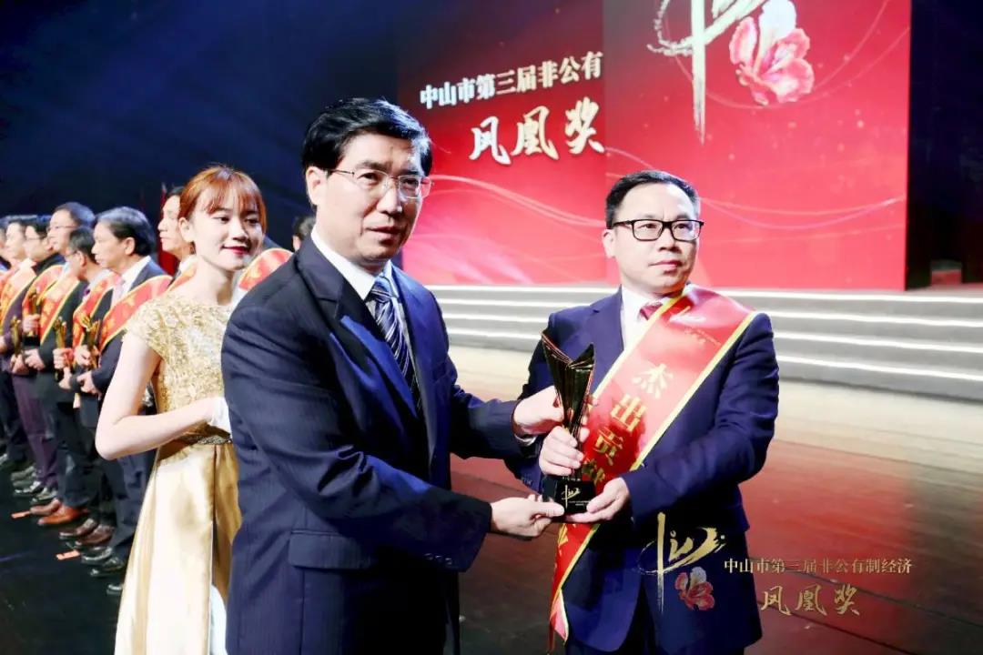 市委書(shū)記賴澤華親自頒獎(jiǎng)，迪歐集團(tuán)執(zhí)行總裁李賤根代表黃壽金董事長(zhǎng)領(lǐng)獎(jiǎng)