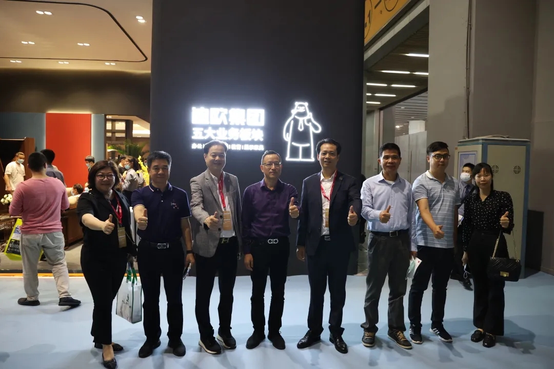 級領(lǐng)導及行業(yè)專家蒞臨迪歐集團展位參觀指導