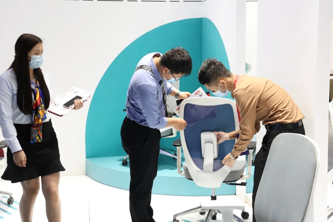 科琦品牌展位，工作人員正為客商展示產(chǎn)品性能