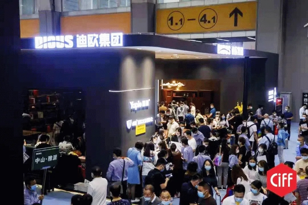 迪歐集團展位前，正在排隊簽單的客商