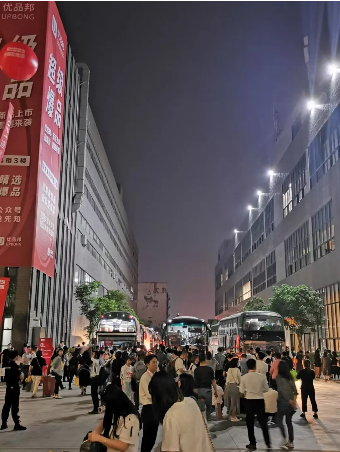 晚上10點的迪歐集團江門辦公展廳，依然客流不斷