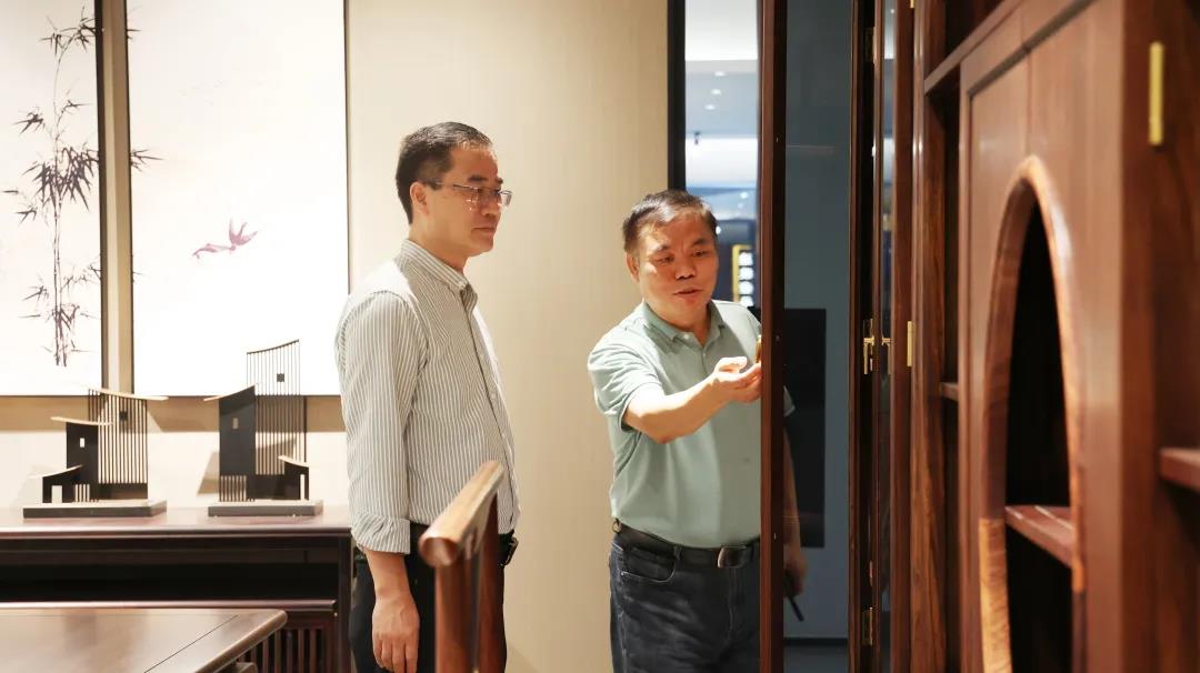王克會長現場感受展廳家具的工藝、性能以及產品優勢