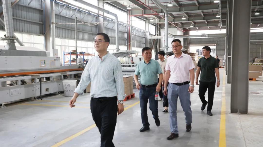 在睦洲工業園生產車間內，王克會長近距離感受現代化的生產管理體系