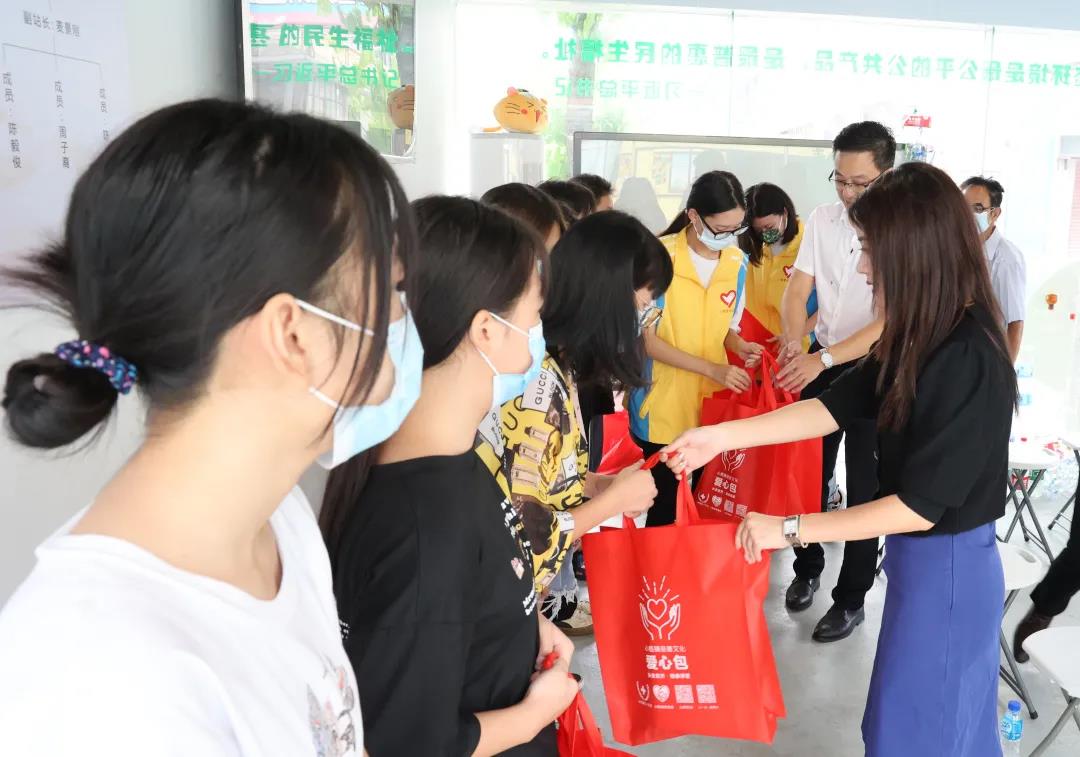 迪歐家具集團為受助學子贈送愛心包