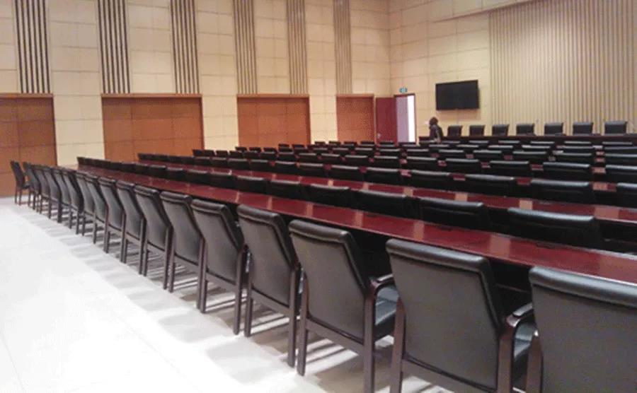 政府報(bào)告大廳—實(shí)木會議長條桌+皮質(zhì)會議椅 政府報(bào)告大廳—實(shí)木會議長條桌+皮質(zhì)會議椅