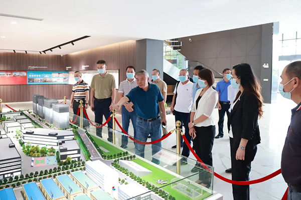 迪歐家具集團董事副總裁黃云林為調(diào)研組介紹園區(qū)建設(shè)情況 迪歐家具集團董事副總裁黃云林為調(diào)研組介紹園區(qū)建設(shè)情況