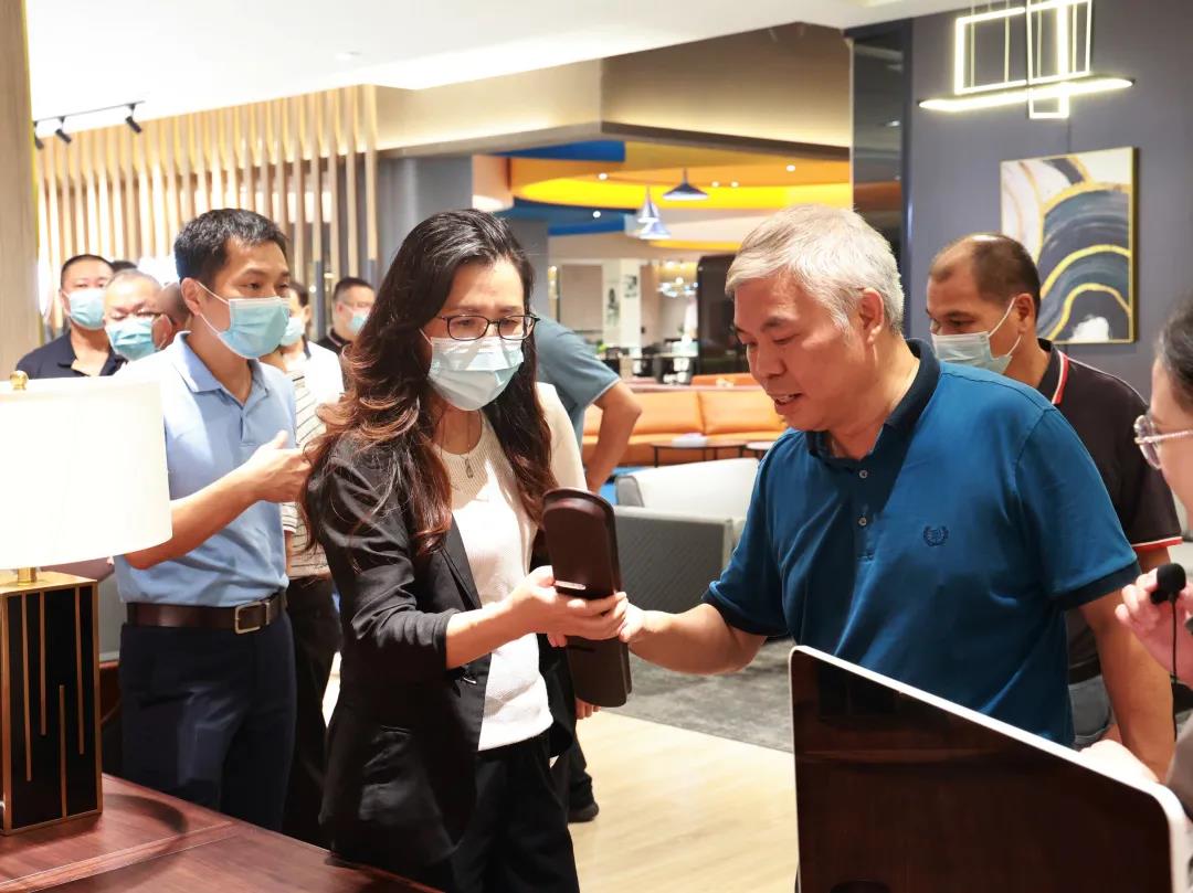 迪歐家具集團董事副總裁黃云林為調(diào)研組展示實木辦公家具產(chǎn)品 迪歐家具集團董事副總裁黃云林為調(diào)研組展示實木辦公家具產(chǎn)品