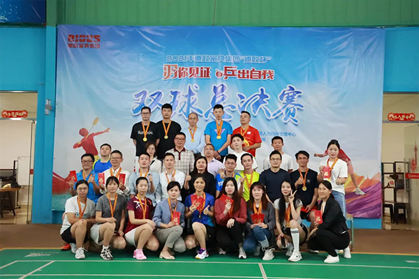 參賽選手與評委們合照留念 參賽選手與評委們合照留念